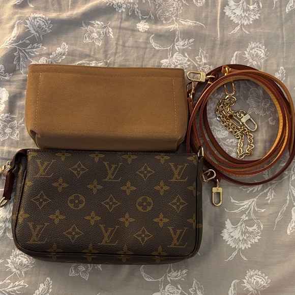 Louis Vuitton Handbags - Louis Vuitton Pochette